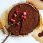 Saftiger Schokoladenkuchen mit fruchtigen Beeren, vegan und glutenfrei, perfekt für gesunde Ernährung.