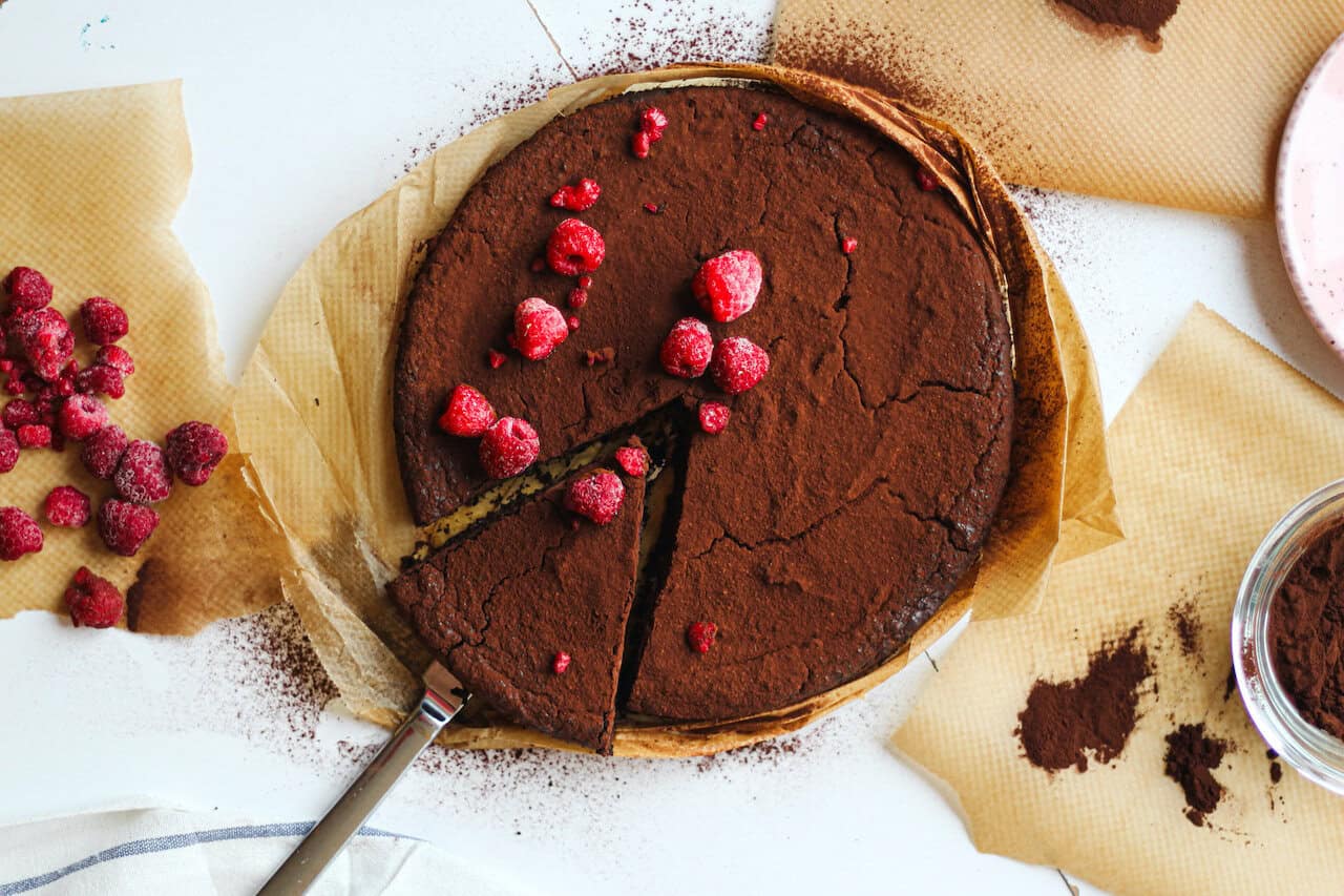 Saftiger Schokoladenkuchen mit fruchtigen Beeren, vegan und glutenfrei, perfekt für gesunde Ernährung.