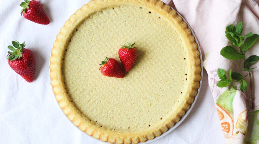 Leichter Zitronenkuchen mit frischen Erdbeeren, vegan, bio und hausgemacht.