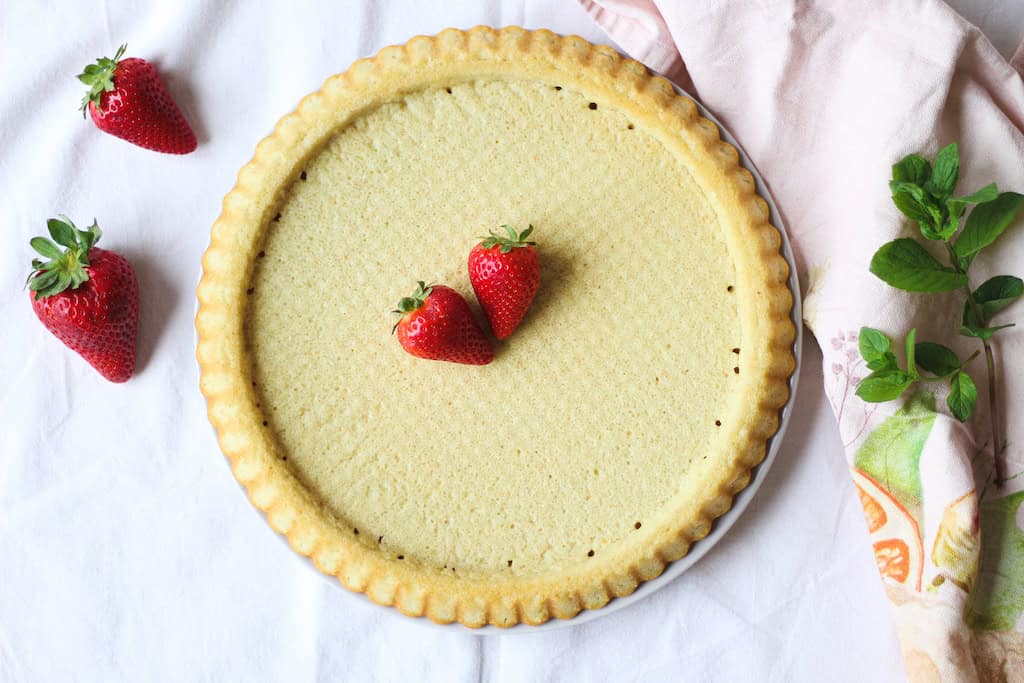 Leichter Zitronenkuchen mit frischen Erdbeeren, vegan, bio und hausgemacht.