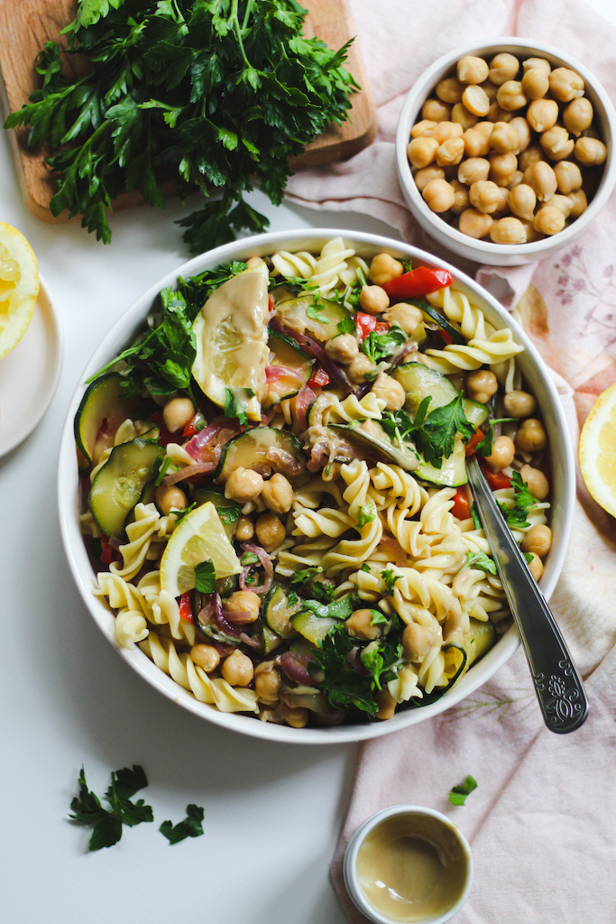 Pasta mit buntem Gemüse und Tahin