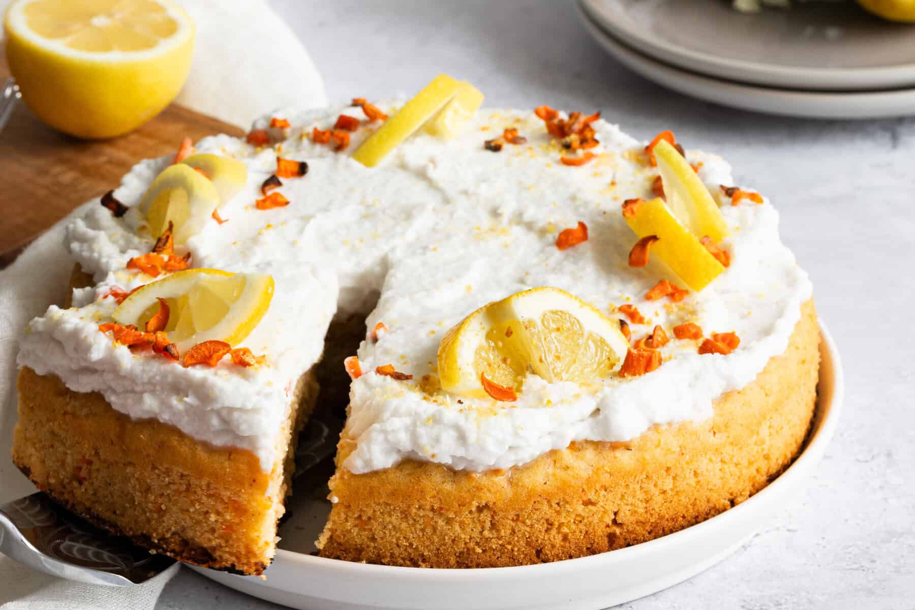 Saftige Zitronen-Käsekuchen, vegan, frischer Zitronengeschmack, pflanzliche Zutaten, glutenfrei möglich.