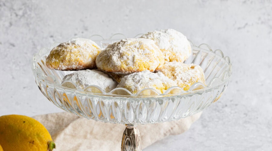 Zitronen-Mürbteig-Kekse auf Kristallglasplatte.