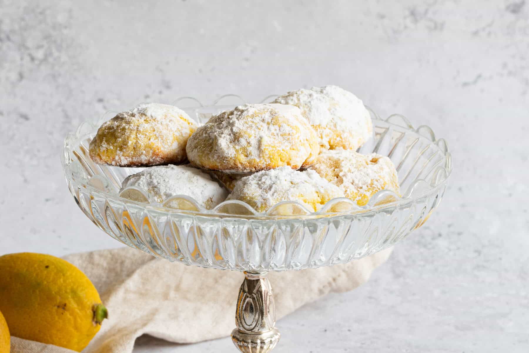 Zitronen-Mürbteig-Kekse auf Kristallglasplatte.