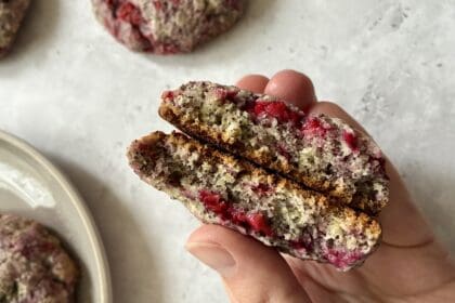 Vegane Mohnkekse mit rotem Mohn und Haferflocken, ideal für gesunde Snacks.