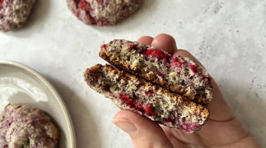 Vegane Mohnkekse mit rotem Mohn und Haferflocken, ideal für gesunde Snacks.