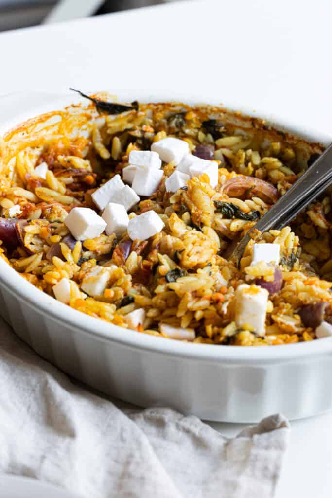 Veganer orzo Auflauf