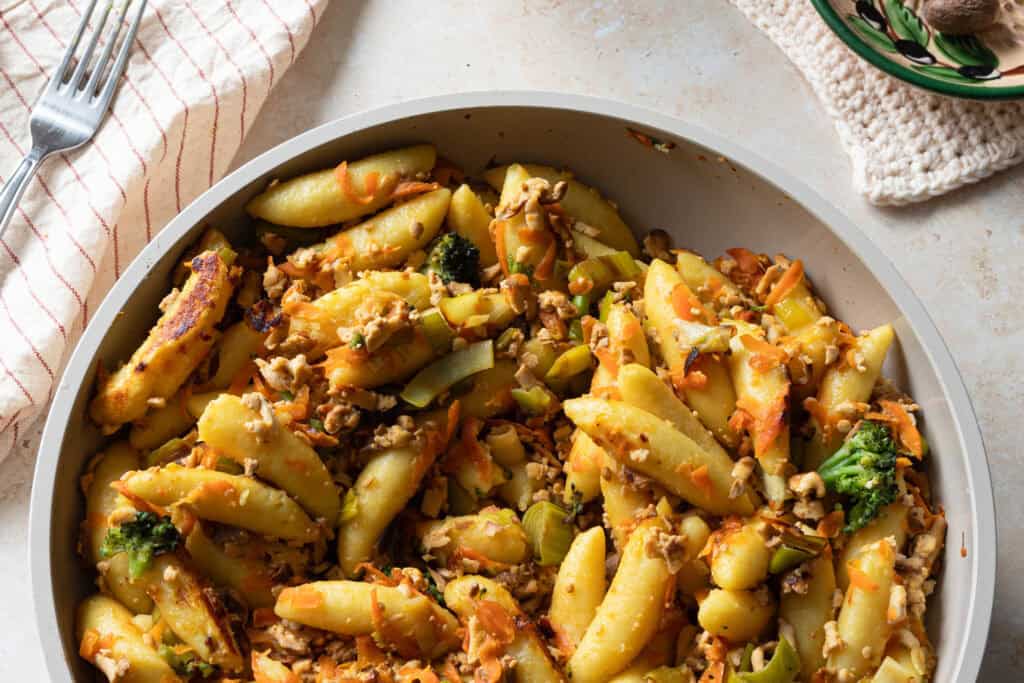 Knusprige Kartoffel-Gemüsepfanne mit Brokkoli und Karotten, vegan und regional zubereitet.