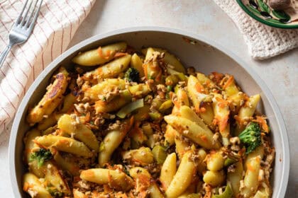 Knusprige Kartoffel-Gemüsepfanne mit Brokkoli und Karotten, vegan und regional zubereitet.