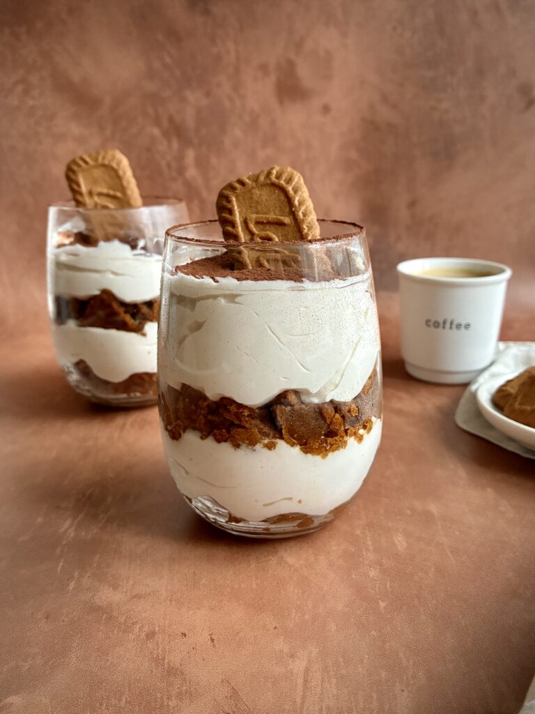 Veganes Tiramisu im Glas mit Lotus Keksen, perfekt für vegane Desserts und schnelle Leckereien.