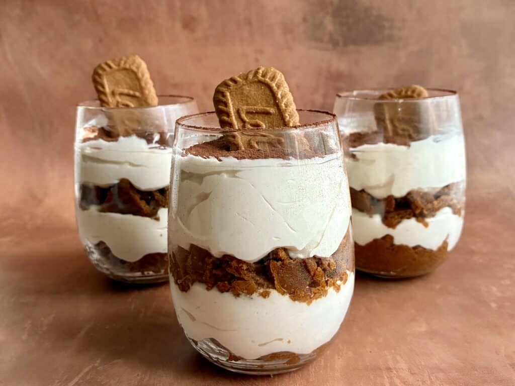 Veganes Tiramisu im Glas mit Lotus Keksen, perfekt für vegane Desserts.