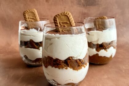 Veganes Tiramisu im Glas mit Lotus Keksen, perfekt für vegane Desserts.