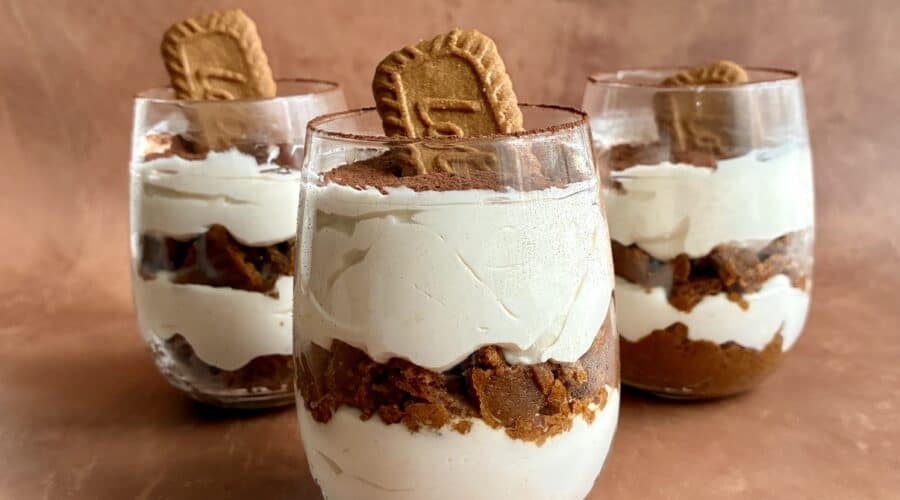 Veganes Tiramisu im Glas mit Lotus Keksen, perfekt für vegane Desserts.