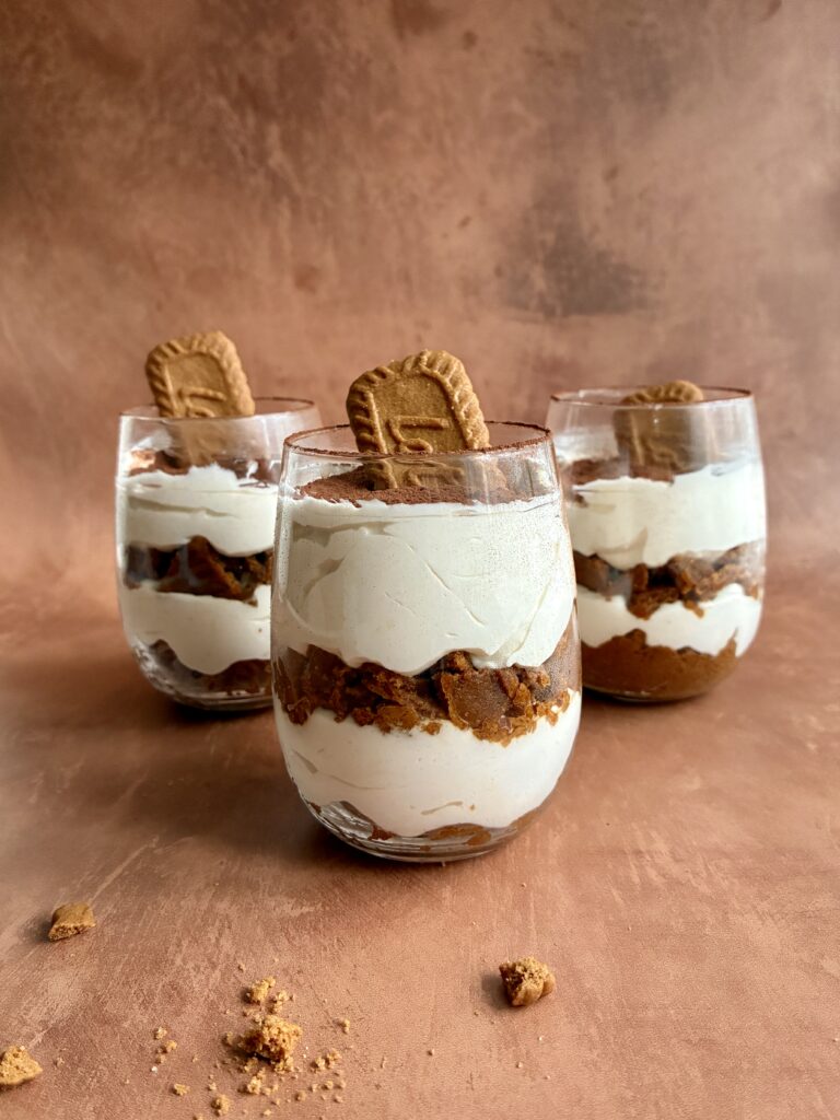 Veganes Tiramisu im Glas mit Lotus Keksen, perfekt für vegane Desserts und glutenfreie Leckereien.