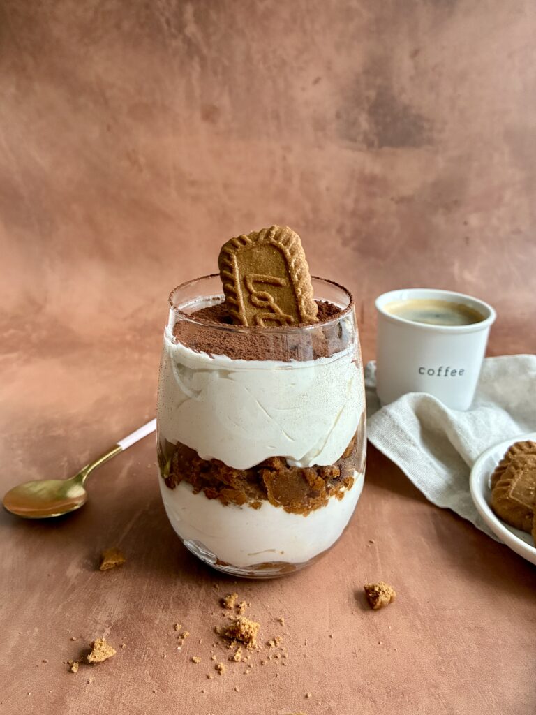 Veganes Tiramisu im Glas mit Lotus Keksen, perfekt für vegane Desserts und schnelle Leckereien.