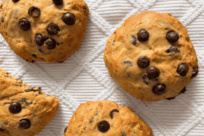 Vegane Kürbis-Schokoladenkekse auf weißem Tuch, frisch gebacken.
