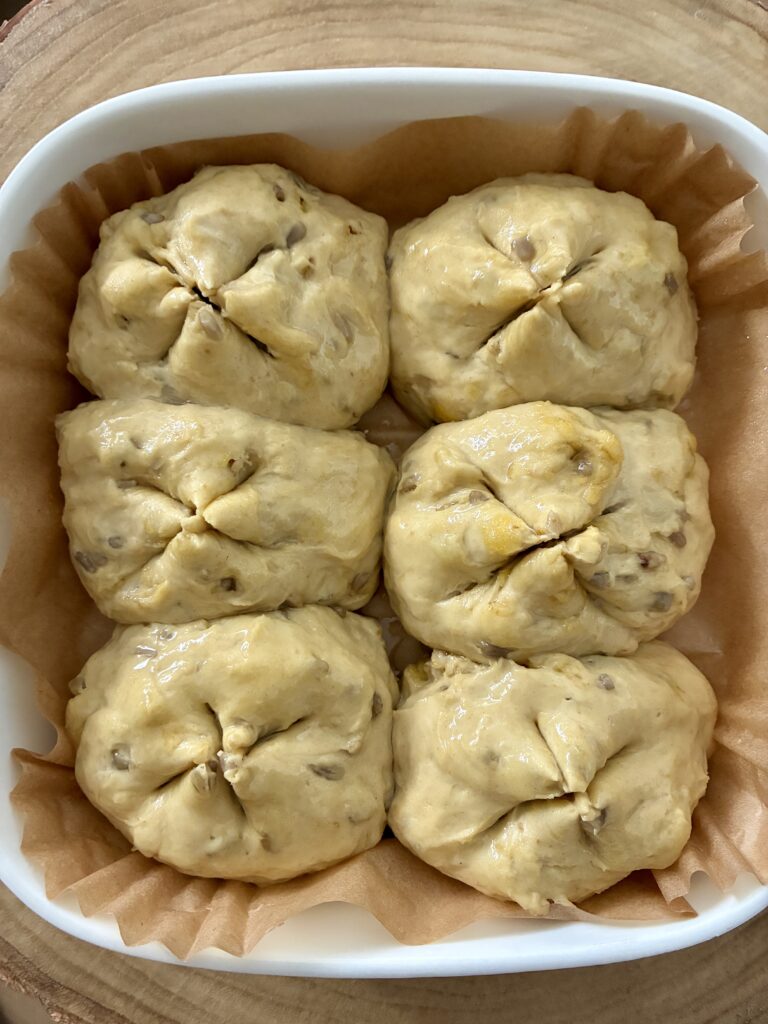 Vegane Kürbisbrötchen frisch gebacken in einer Backform.