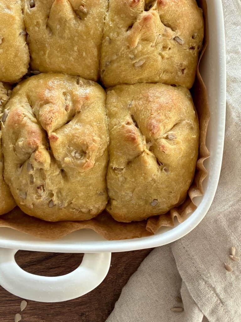 Frische vegane Kürbisbrötchen in einer Backform.